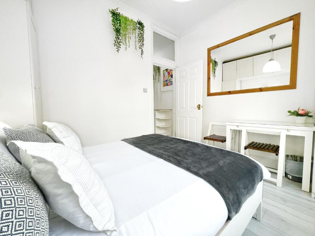 Postel nebo postele na pokoji v ubytování LUXURIOUS Terrace 2 Bedrooms in Relaxing Covent Garden Apartment