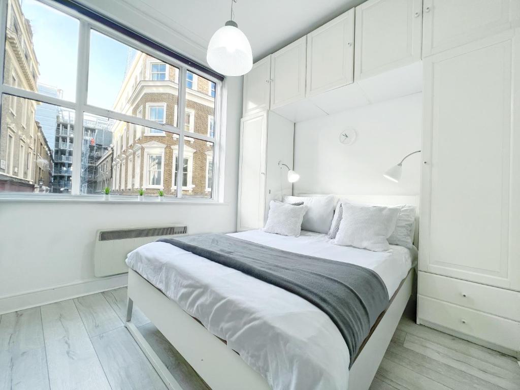 Postel nebo postele na pokoji v ubytování LUXURIOUS Terrace 2 Bedrooms in Relaxing Covent Garden Apartment