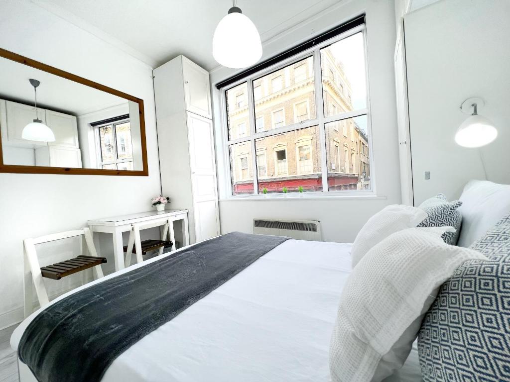 Postel nebo postele na pokoji v ubytování LUXURIOUS Terrace 2 Bedrooms in Relaxing Covent Garden Apartment