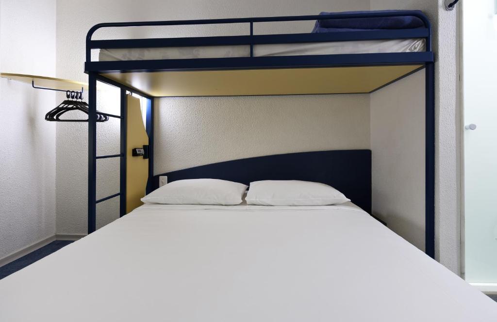 Postel nebo postele na pokoji v ubytování ibis budget Aachen Raeren Grenze