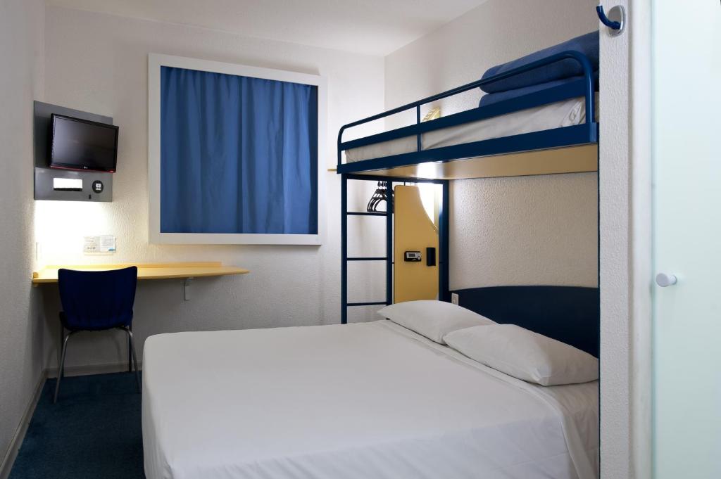 Postel nebo postele na pokoji v ubytování ibis budget Aachen Raeren Grenze