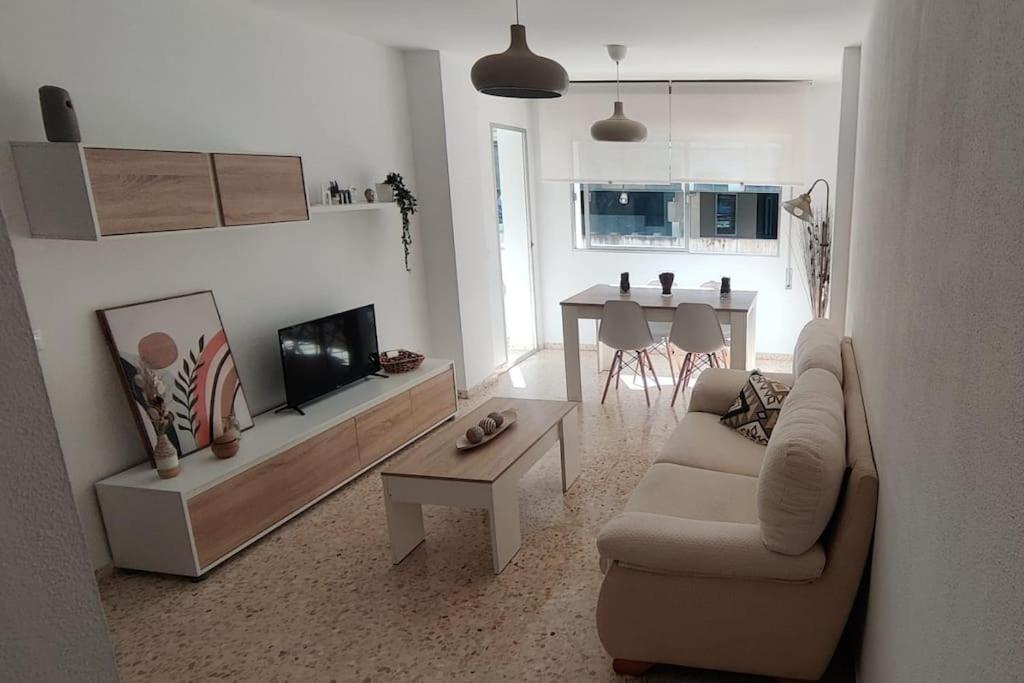 Televízia a/alebo spoločenská miestnosť v ubytovaní Amplio apartamento junto a la Playa Victoria