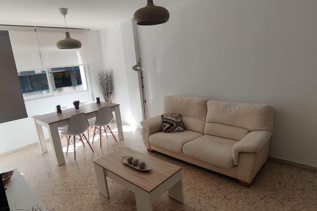 Posedenie v ubytovaní Amplio apartamento junto a la Playa Victoria