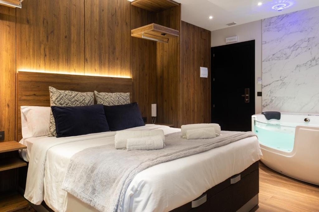 Postel nebo postele na pokoji v ubytování DAOS Suites & Terrace Marbella