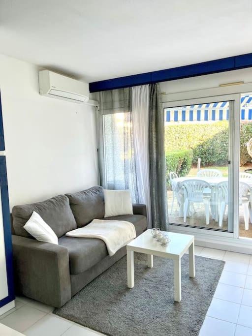 salon z kanapą i stołem w obiekcie A deux pas de la plage - Entre Nice/Cannes w mieście Villeneuve-Loubet