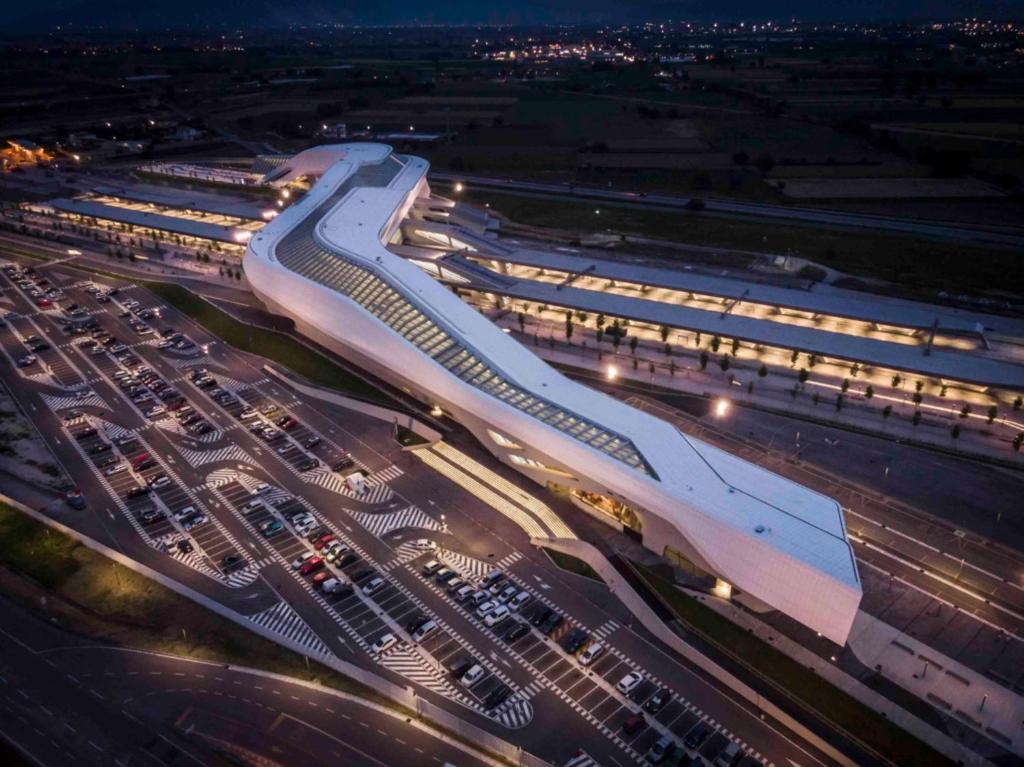 un aeropuerto de noche con muchas terminales con coches en Martina House, en Afragola