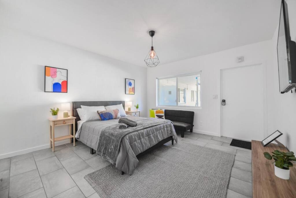 a bedroom with a bed and a couch and a table at Great Studio Residence 15 min from the beach in Miami