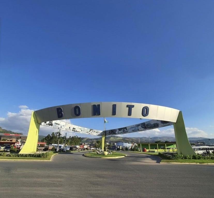 a sign for a roundabout in a parking lot at Seu lar em Bonito-PE in Bonito