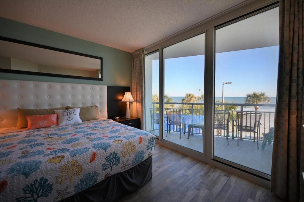 Postel nebo postele na pokoji v ubytování Gorgeous Ocean Front Condo 2bd 2 full baths, 2 balconies