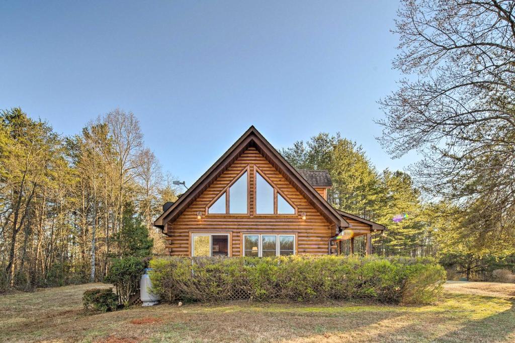 Κήπος έξω από το Quaint Cabin with Deck and Loft 10 Mi to Lake Lure!