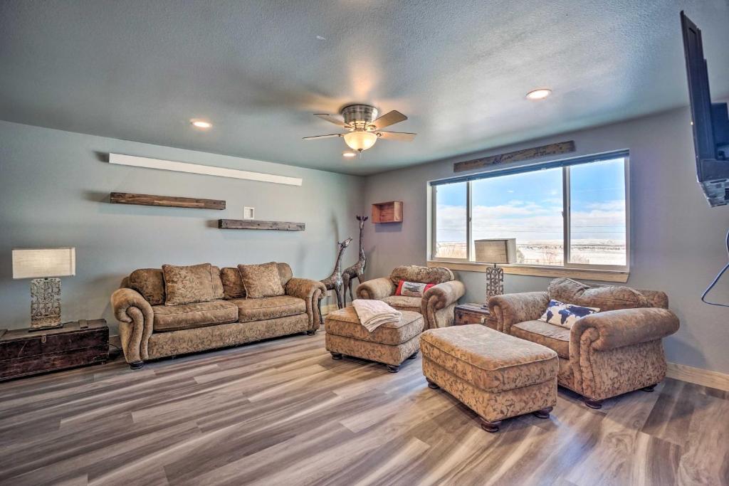Ruang duduk di Spacious Saratoga Condo with Mountain Views!