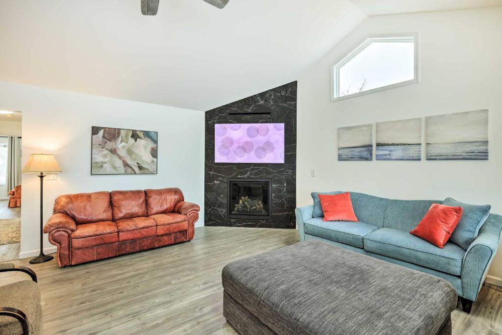 uma sala de estar com dois sofás e uma lareira em Anacortes Home with Views of Puget Sound em Anacortes