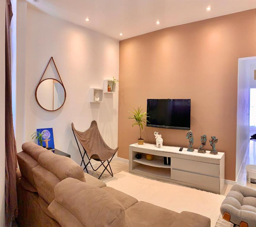 sala de estar con sofá y TV de pantalla plana en Tereze House, en Río de Janeiro