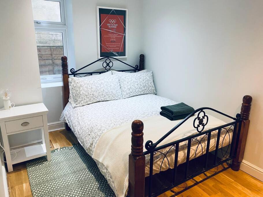 Un pat sau paturi într-o cameră la One bedroom apartment near Dalston Station