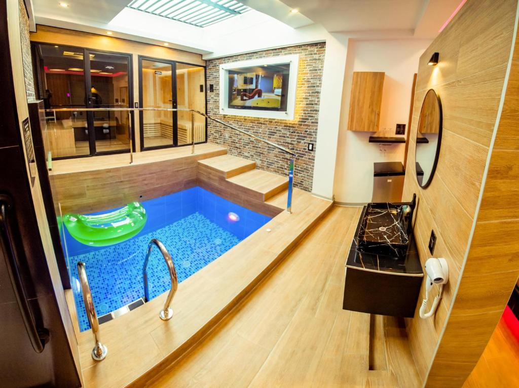 una pequeña piscina en el medio de una casa en Orei Private Suites "Adult Only", en Trujillo