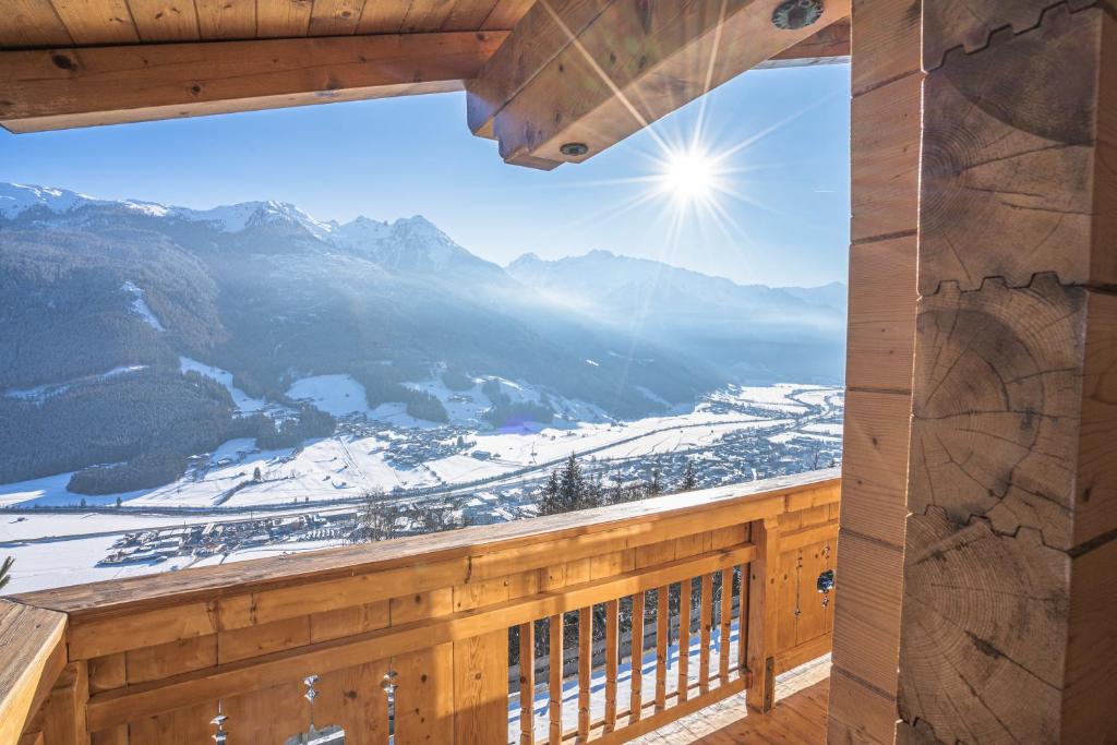 een balkon met uitzicht op een met sneeuw bedekte berg bij Chalet Obenland Panorama Aussicht Kitzbühler Alpen in Bramberg am Wildkogel