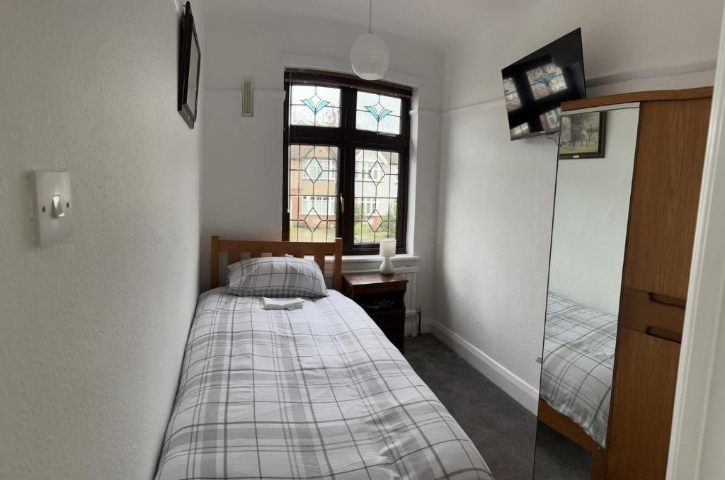 Amazing and Romantic O2 Arena 4 Bedrooms House free parking - Four-Bedroom House