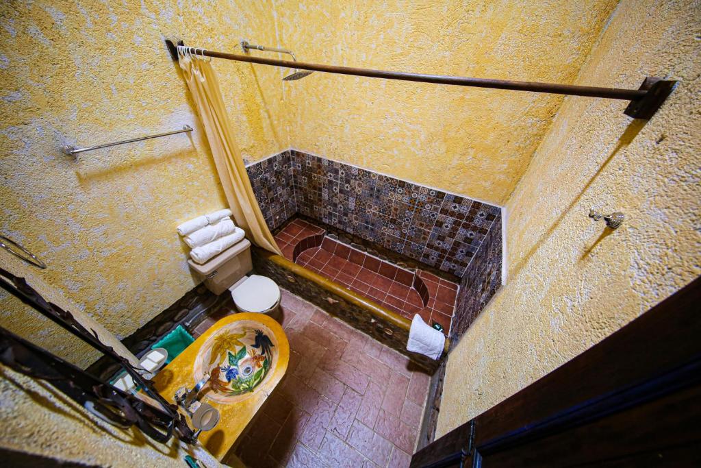 an overhead view of a bathroom with a toilet at Huayápam Yù'ú Lodge in San Andrés Huayapan