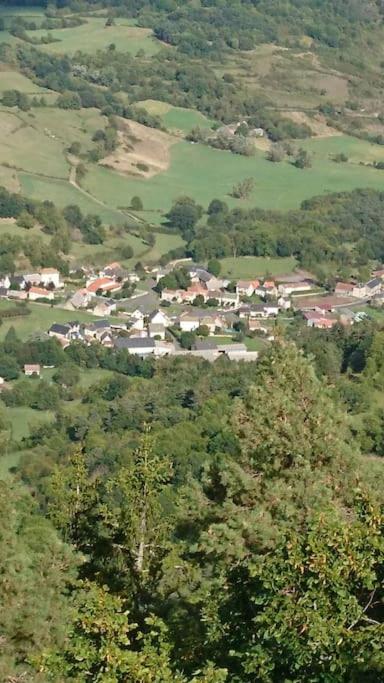 une petite ville au milieu d'une vallée dans l'établissement Chez Philopin, à Saint-Pierre-Colamine