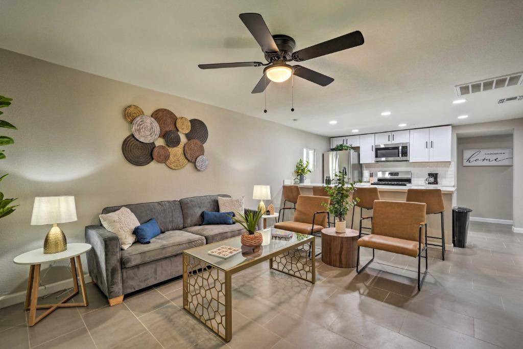ein Wohnzimmer mit einem Sofa und einem Deckenventilator in der Unterkunft Phoenix Vacation Rental Home - Pet Friendly! in Phoenix