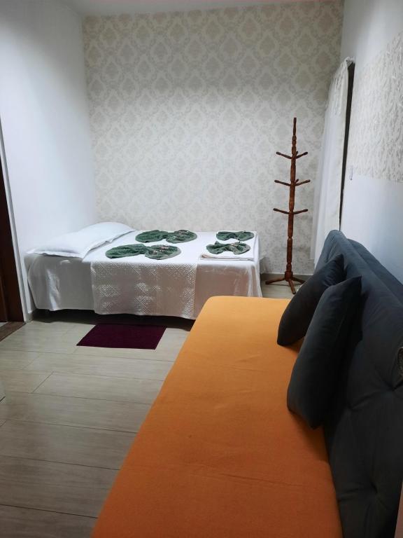 um quarto com uma cama e uma mesa em Mini Casa independente no bairro Praia das Gaivotas em Vila Velha