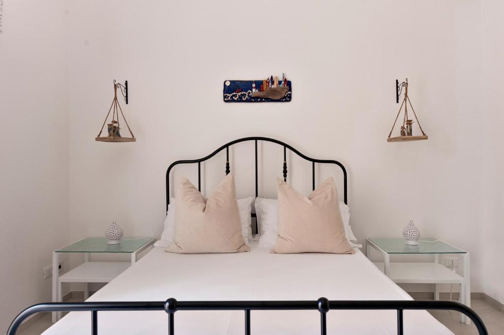 A bed or beds in a room at Merabulò