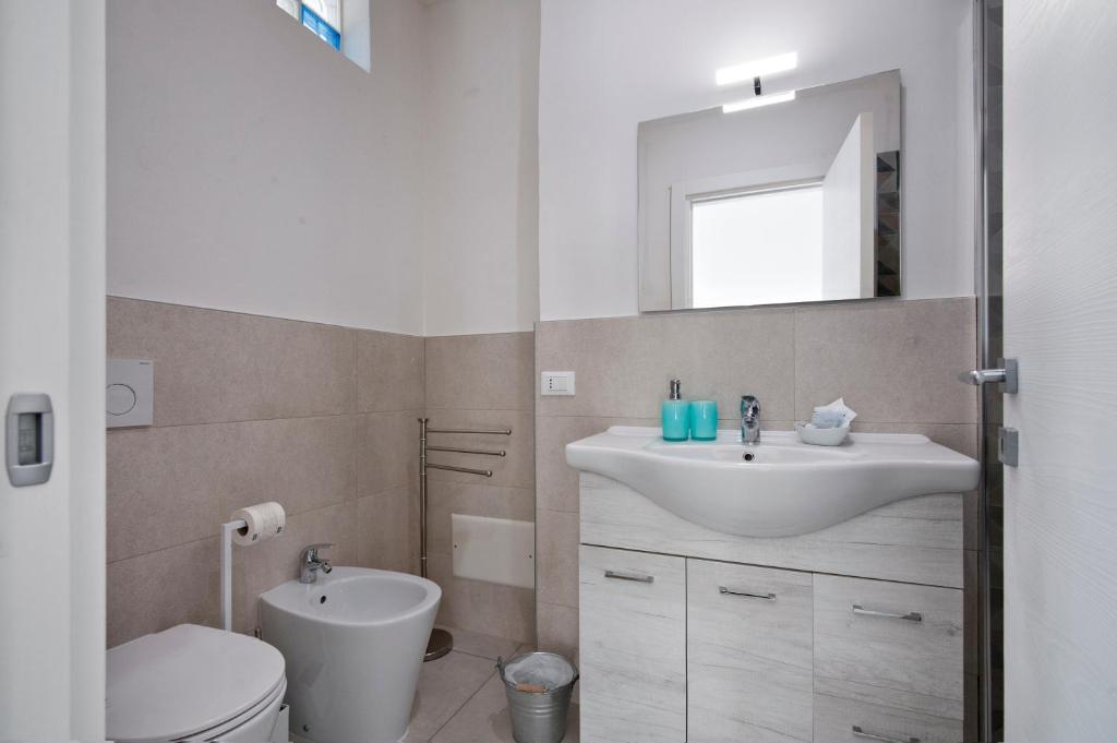 A bathroom at Merabulò