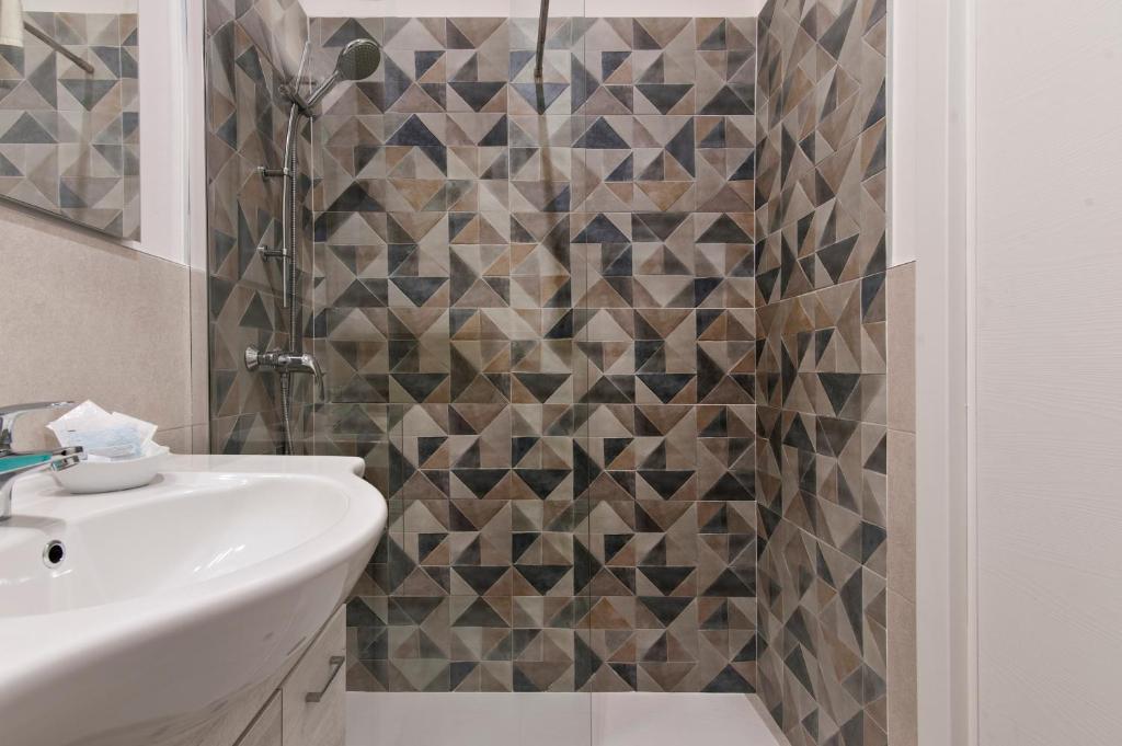 A bathroom at Merabulò