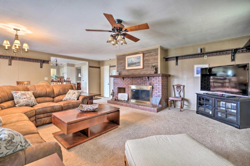 ein Wohnzimmer mit einem Sofa und einem Kamin in der Unterkunft Ideally Located Peoria Townhome Pets Allowed in Peoria