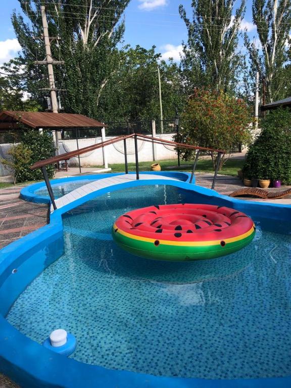 uma jangada vermelha e verde numa piscina em Posada El Cerrito em São Rafael