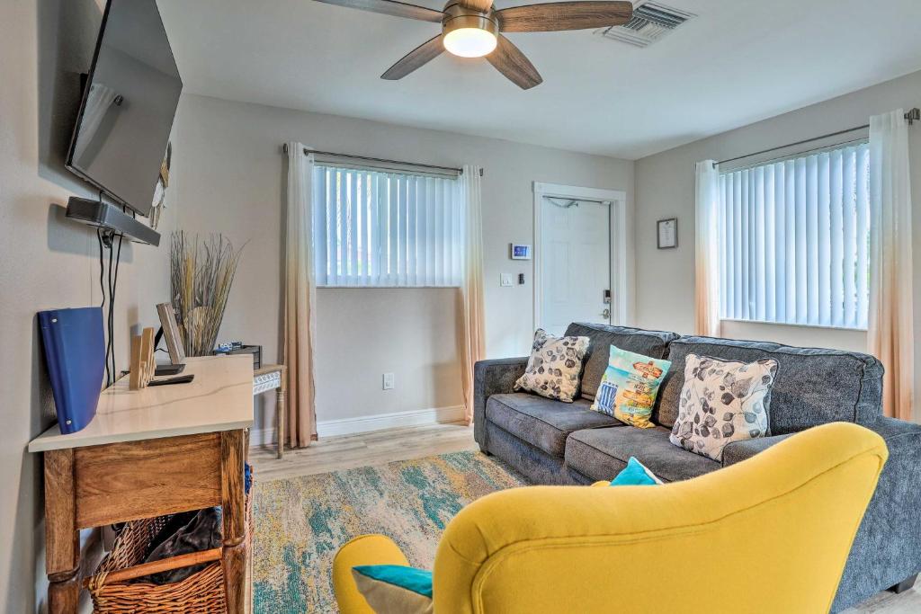 Televisyen dan/atau pusat hiburan di Gated Southern Miami Home 22 Mi to Downtown!
