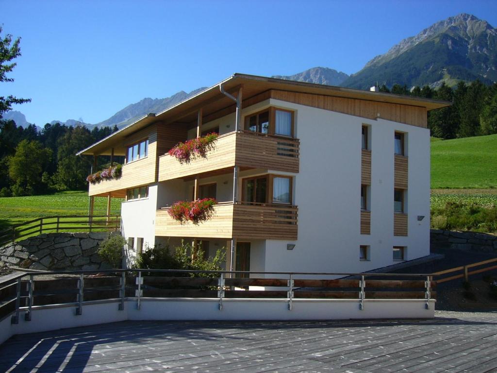 un edificio con un balcón con flores. en Apartments Karlhof, en Innsbruck