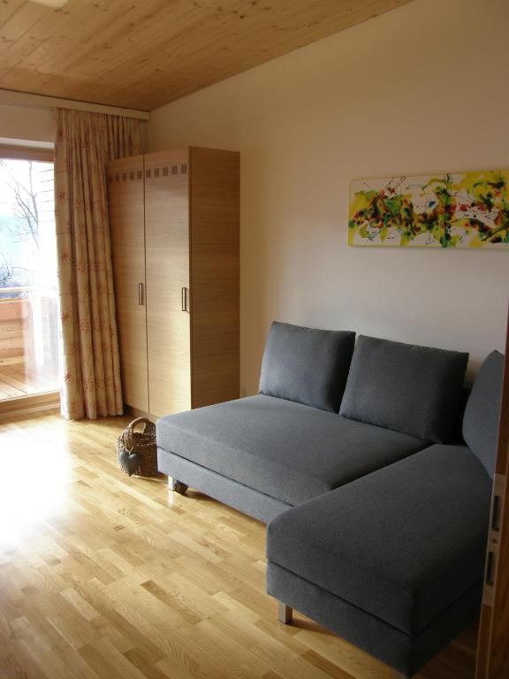 A seating area at Apartments Karlhof