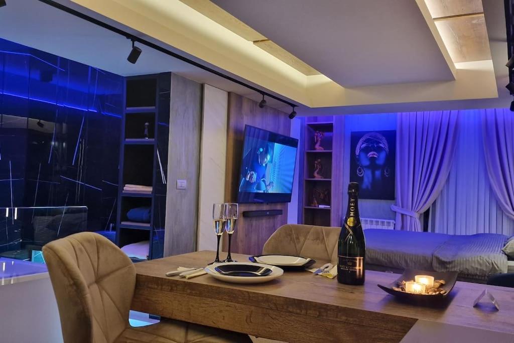 Romantic & Jacuzzi - One-Bedroom Apartment