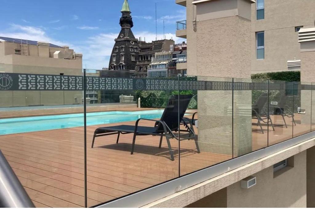 un balcón con 2 sillas y una piscina en Apartamentos in the museum house en Buenos Aires