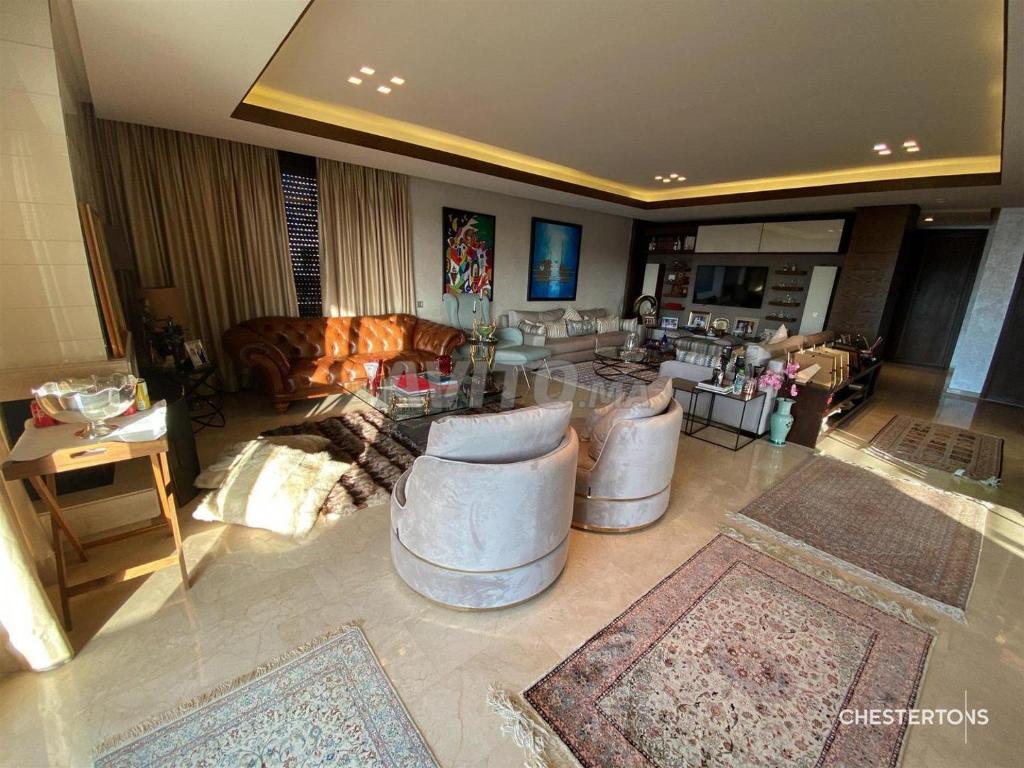 uma ampla sala de estar com um sofá e cadeiras em FES Penthouse Champs de course em Fez