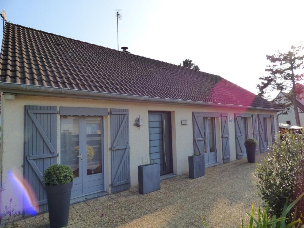 Photo de la galerie de l'établissement Maison de plain-pied à 300m de la plage, jardin clos et confort moderne, calme assuré - FR-1-361-149, à Jullouville