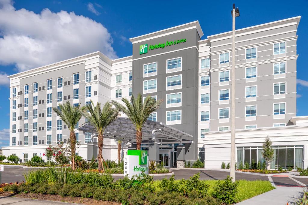 Holiday Inn & Suites Orlando - International Dr S, an IHG Hotel في أورلاندو: صورة عن اجنحة هامبتون ان انهايم