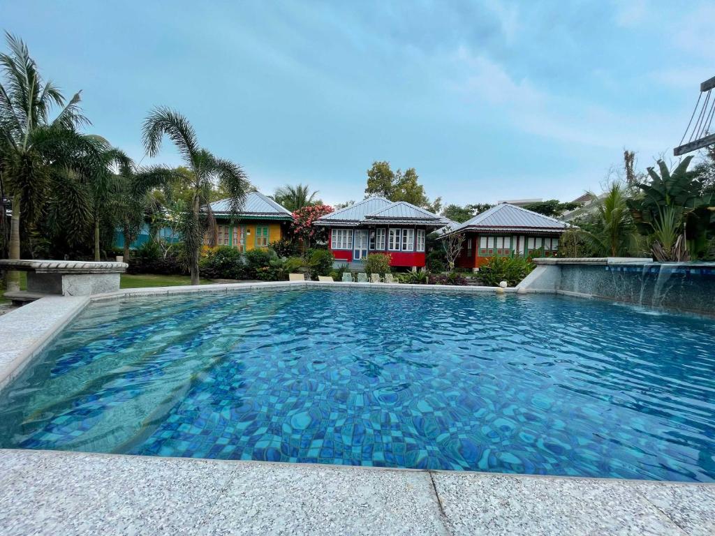 una gran piscina de agua azul frente a las casas en Rock and Wreck Dive Resort en Tanjungbinga