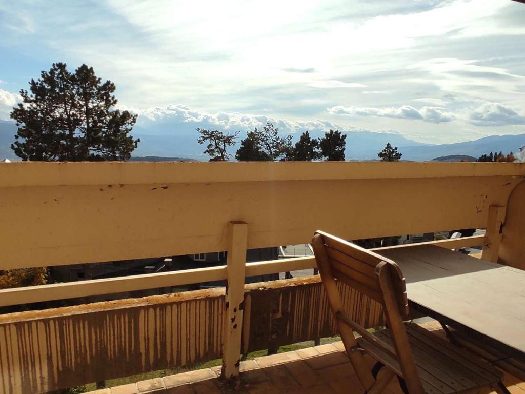 Balkon lub taras w obiekcie Appartement cosy 3 pièces, 6 pers, proche centre Font-Romeu, télécabines, avec parking et balcon - FR-1-580-85