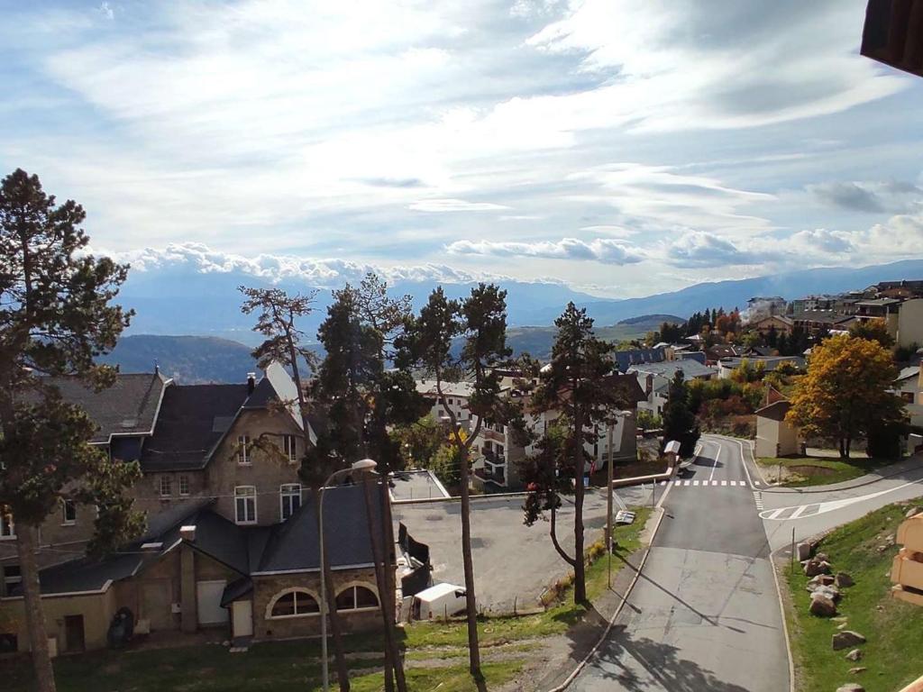 widok z powietrza na ulicę w małym miasteczku w obiekcie Appartement cosy 3 pièces, 6 pers, proche centre Font-Romeu, télécabines, avec parking et balcon - FR-1-580-85 w mieście Font-Romeu-Odeillo-Via
