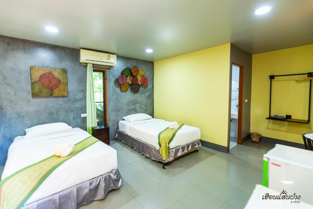 Postel nebo postele na pokoji v ubytování Huen San Fang hotel โรงแรมเฮือนแสนฝาง
