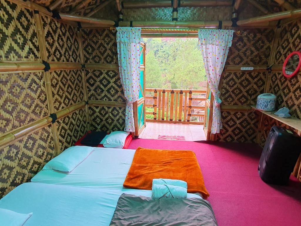 Postel nebo postele na pokoji v ubytování Ciwidey Jungle Villa