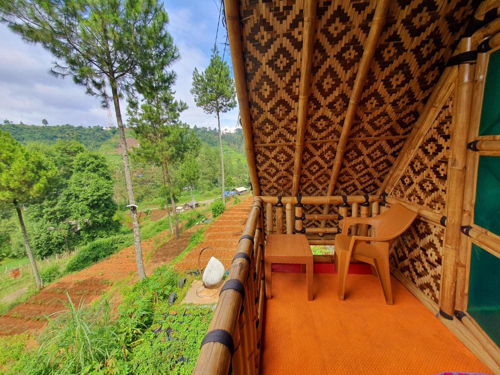 Balkón nebo terasa v ubytování Ciwidey Jungle Villa