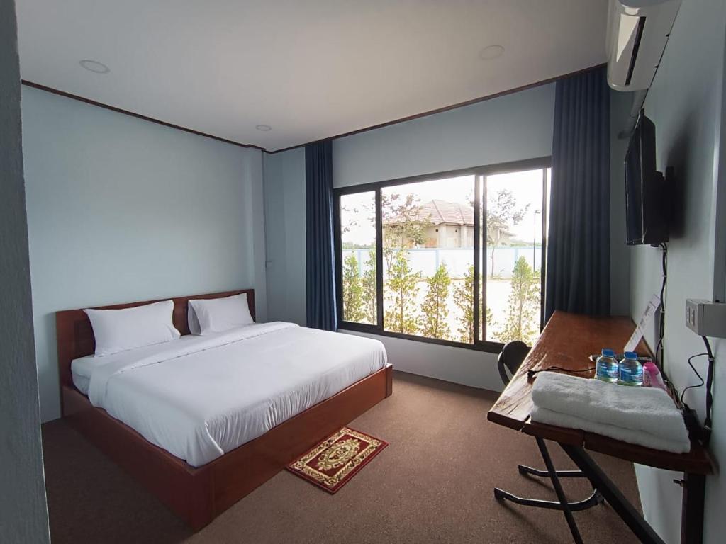 Ban Thôngchai-Tai的住宿－ເຮືອນພັກບີວີ(BV Guesthouse)，一间卧室设有一张床和一个大窗户
