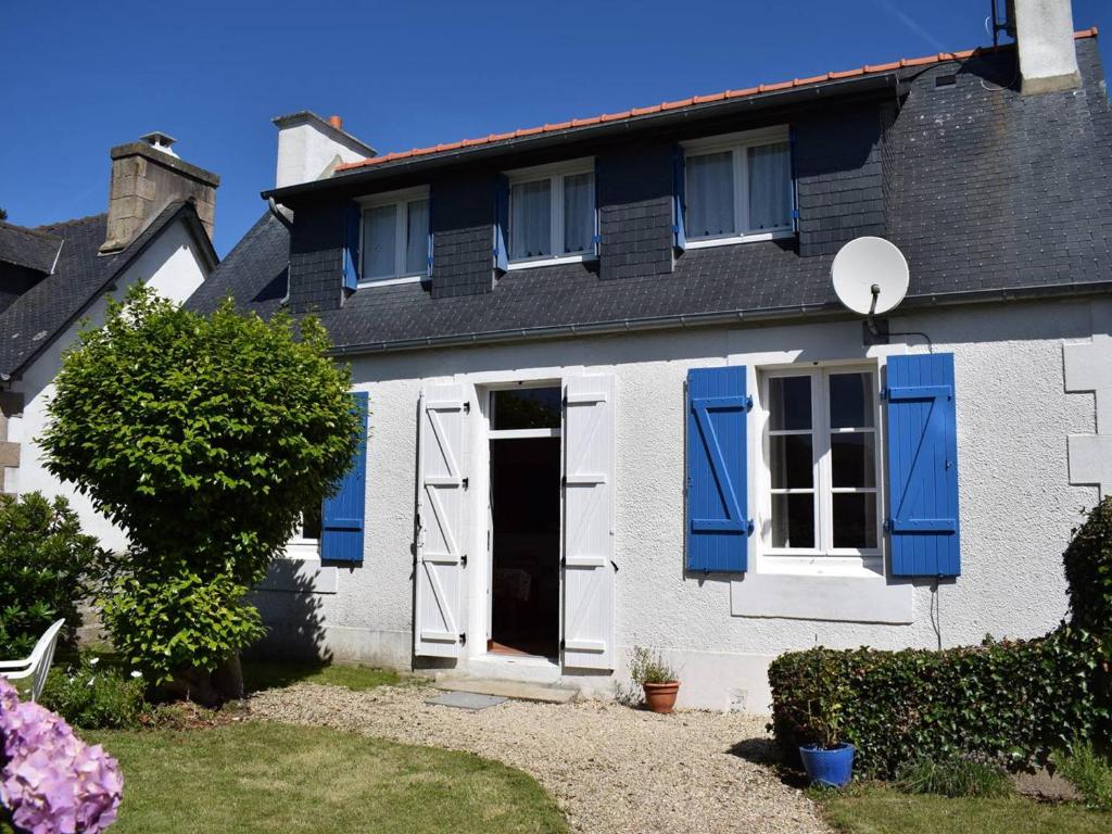 トレガステルにあるMaison Trégastel, 4 pièces, 6 personnes - FR-1-368-106の青いシャッターが付いた白い家
