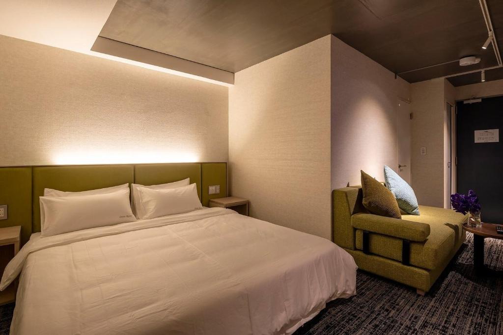 una camera d'albergo con letto e sedia di Hotel Cocoa - Vacation STAY 24777v a Sakura