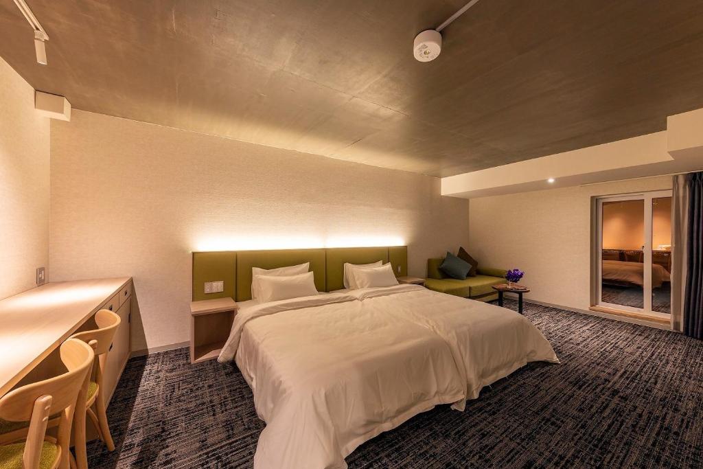 เตียงในห้องที่ Hotel Cocoa - Vacation STAY 05828v