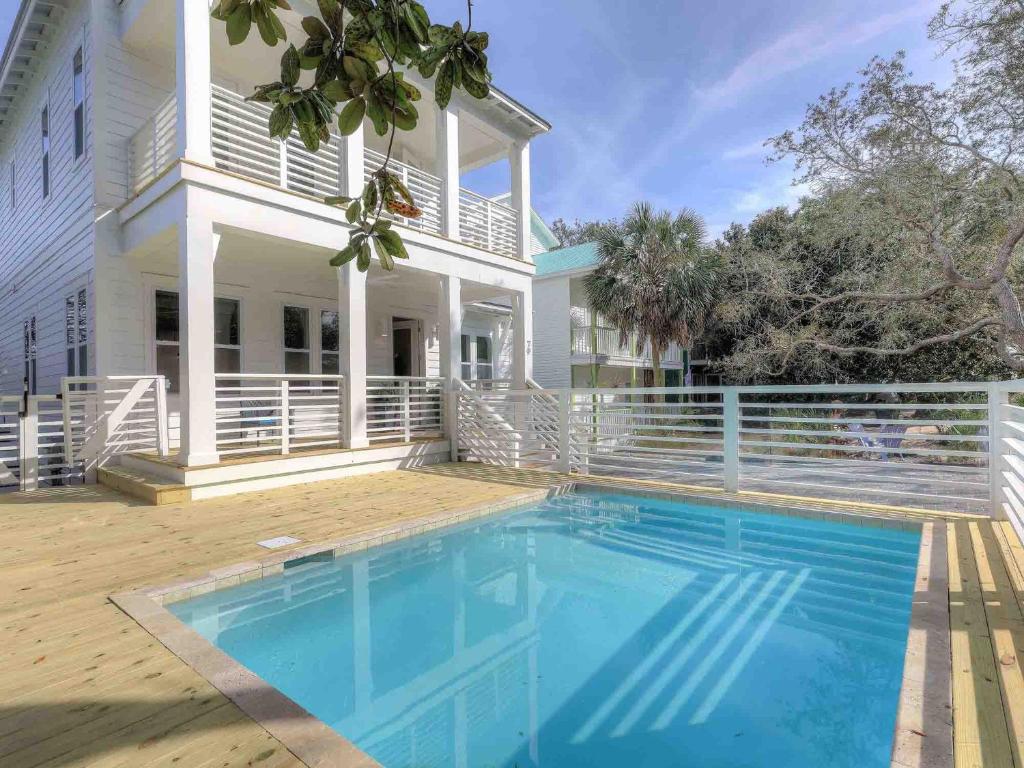 een groot zwembad voor een wit huis bij Destination Paradise in Destin