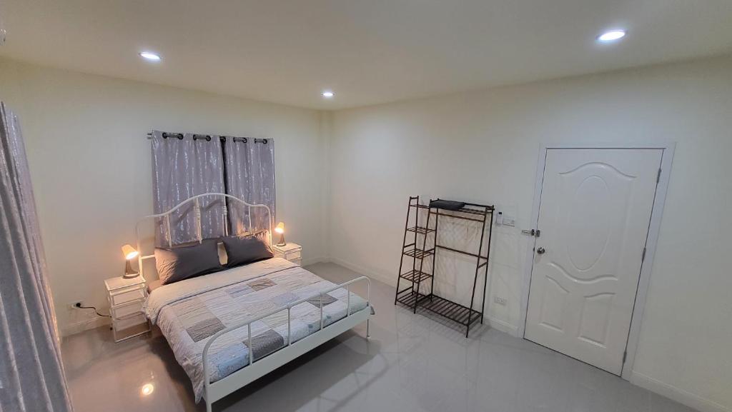 Bed&Breakfast@Bangpa-in Hostel - Housity